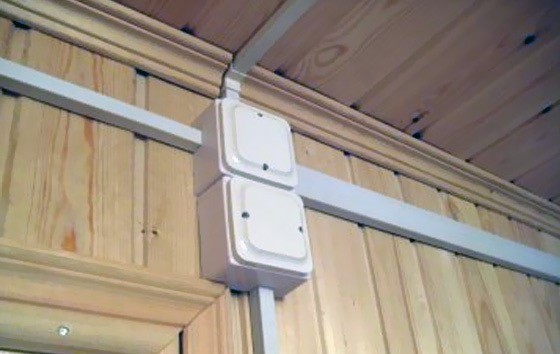 Монтаж кабель канала в деревянном доме